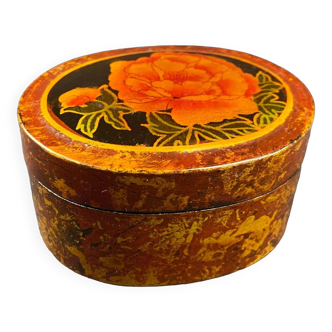 Boite ovale en bois laqué à décor floral Chine