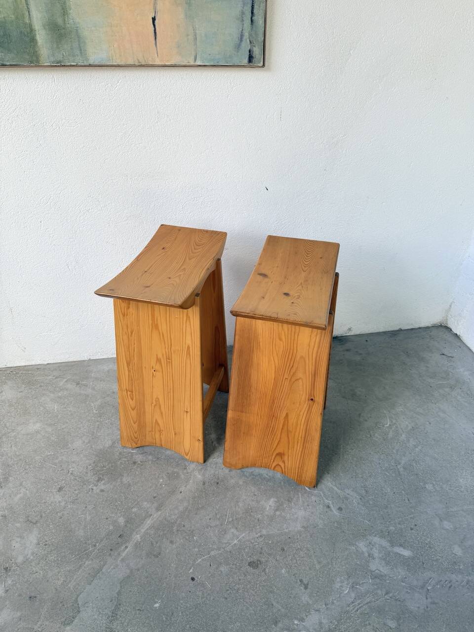 Scandinavian pine stools with Japanese inspiration.