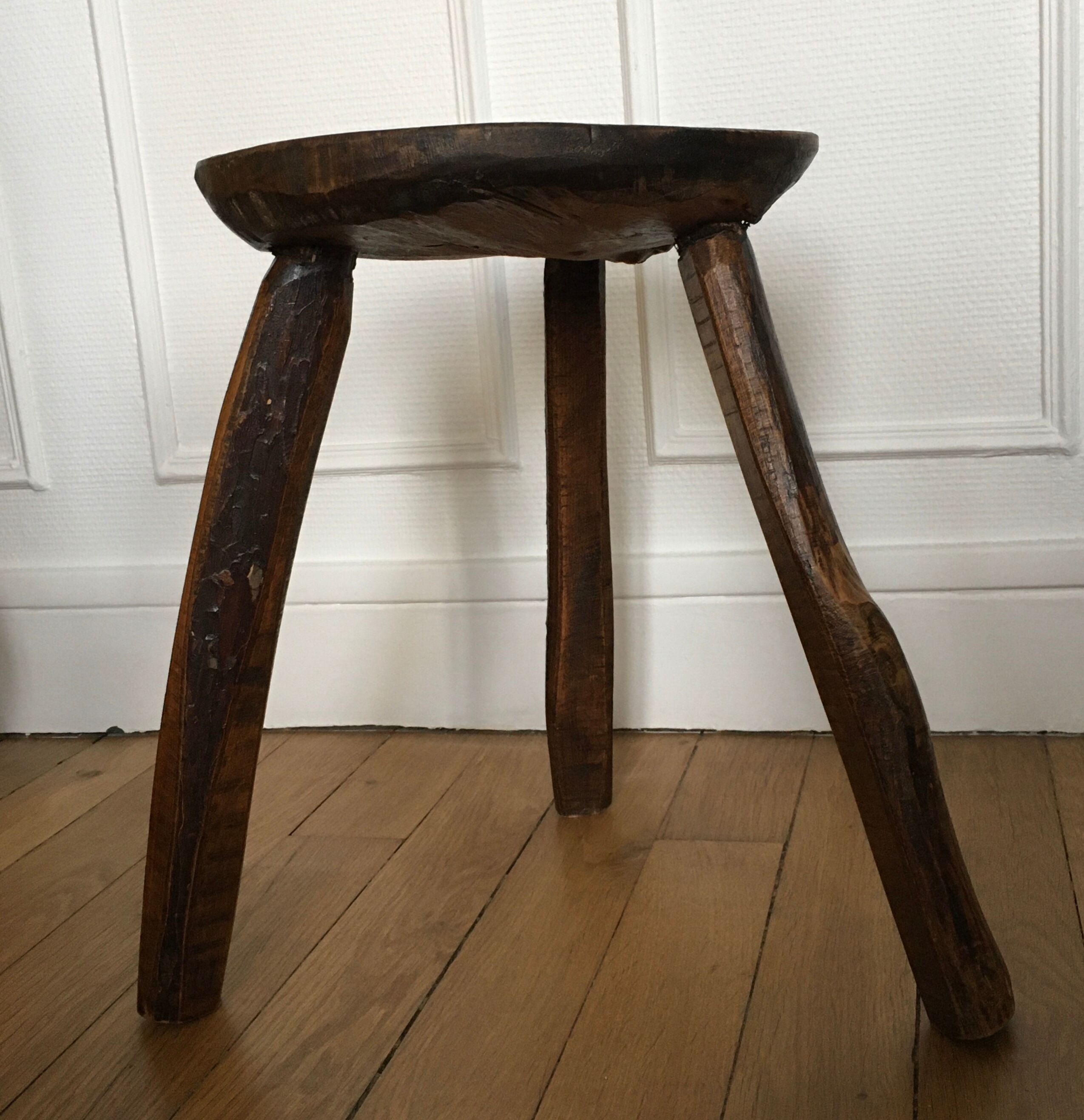 Tabouret brutaliste tripode