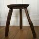 Tabouret brutaliste tripode