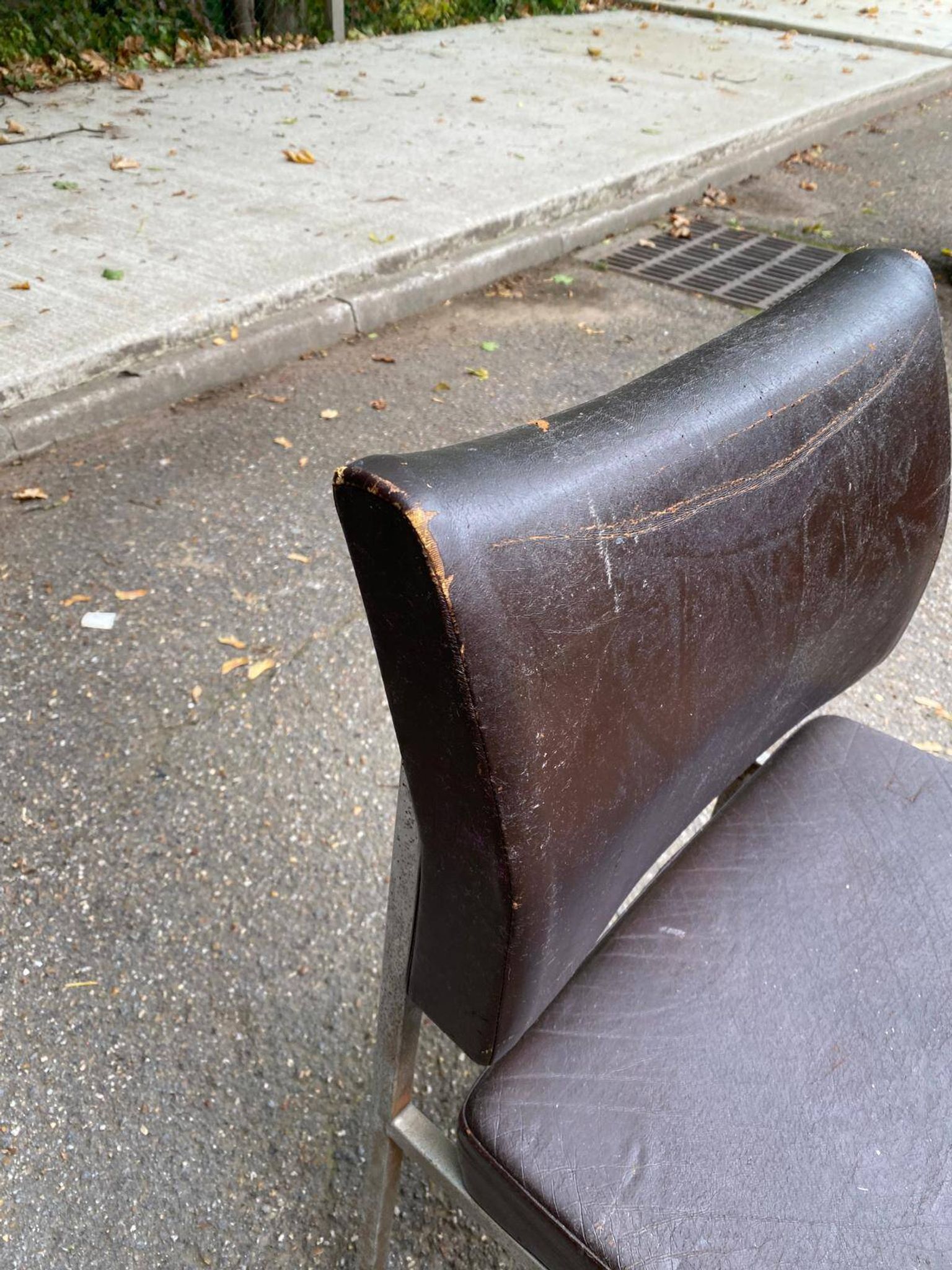 Chaise scandinave cuir skaï et acier chromé 1970