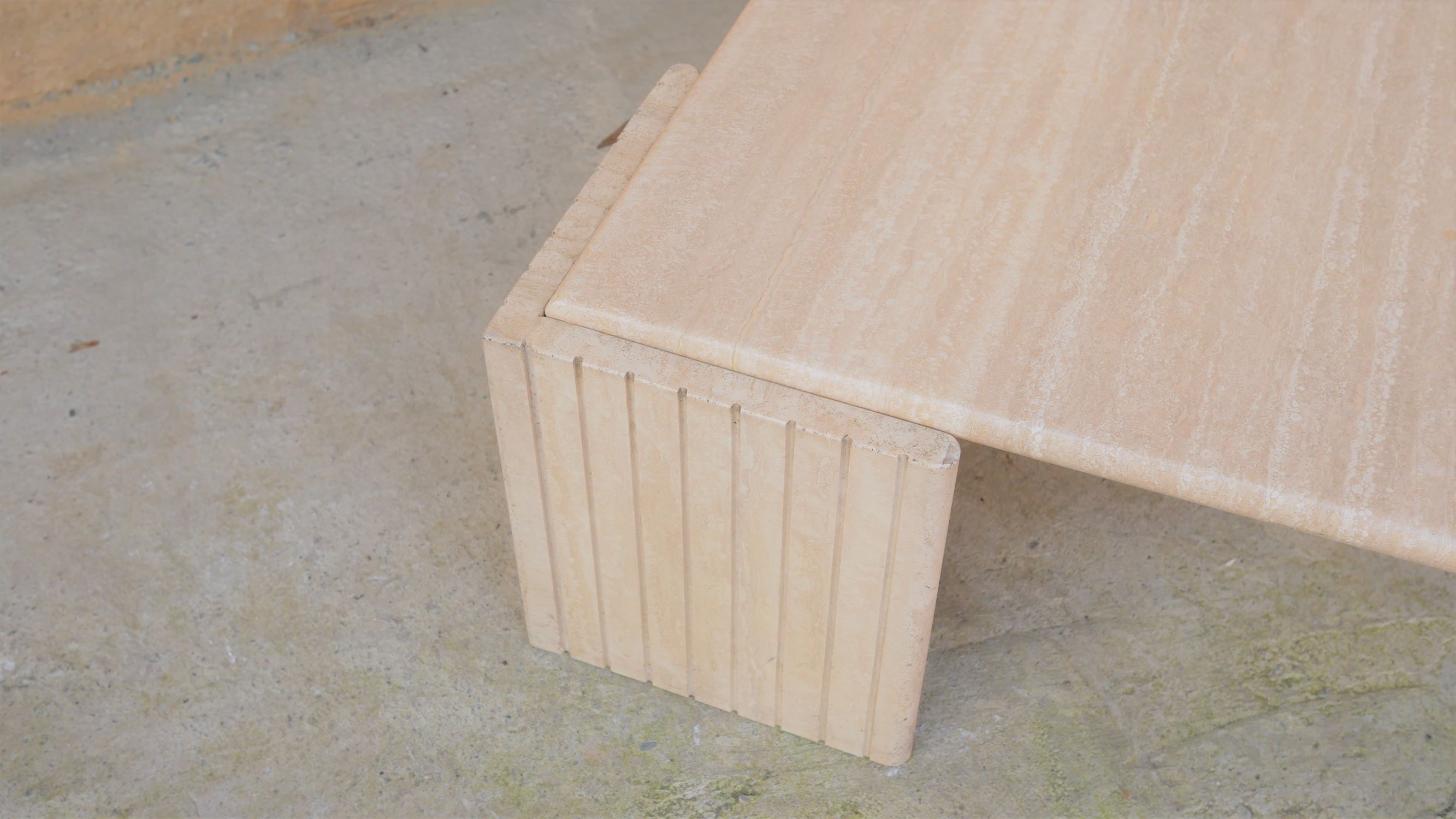 Table basse vintage en travertin par les éditions Roche Bobois