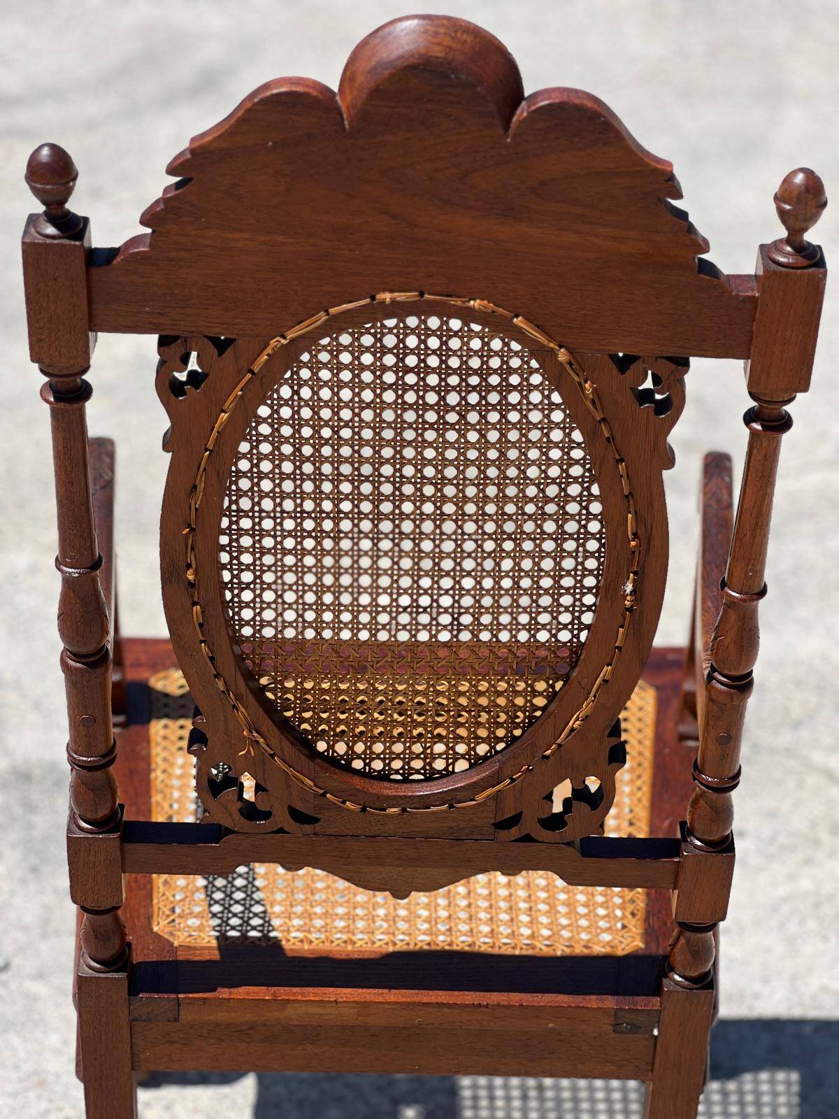 Set of 6 medallion armchairs in turned and carved wood from the late 19th century