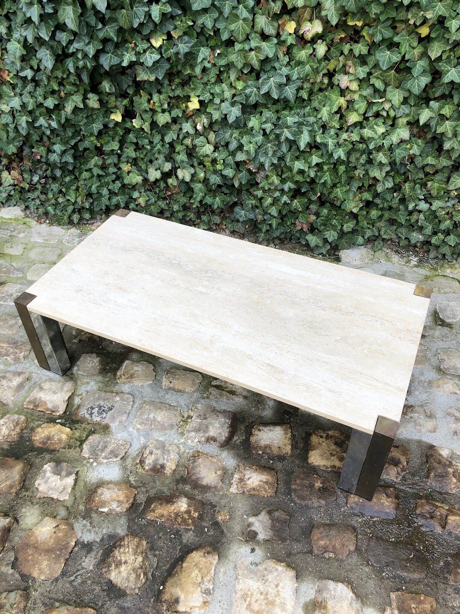 Table basse en travertin avec pieds bicolores