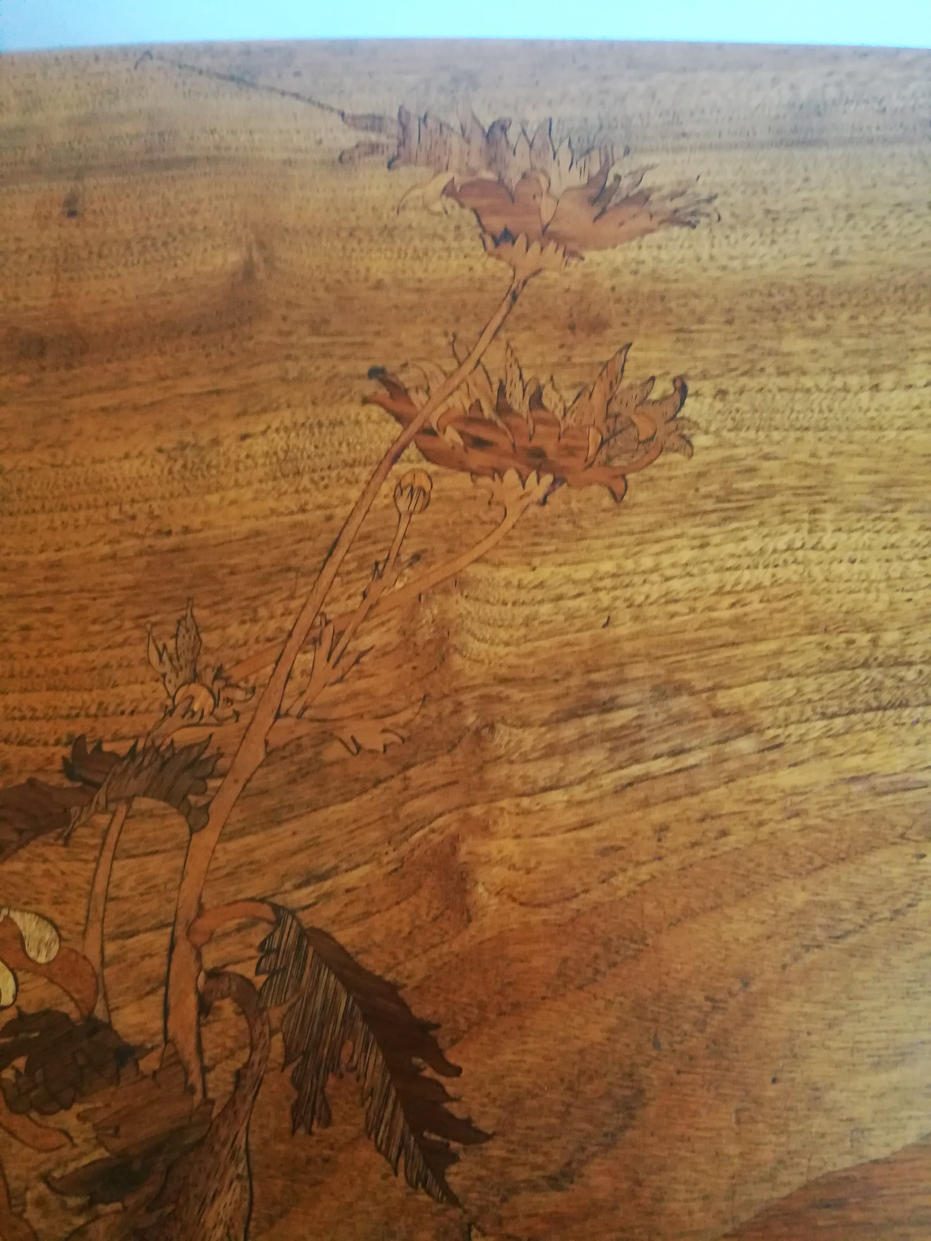 Table de salon signée Majorelle en marqueterie