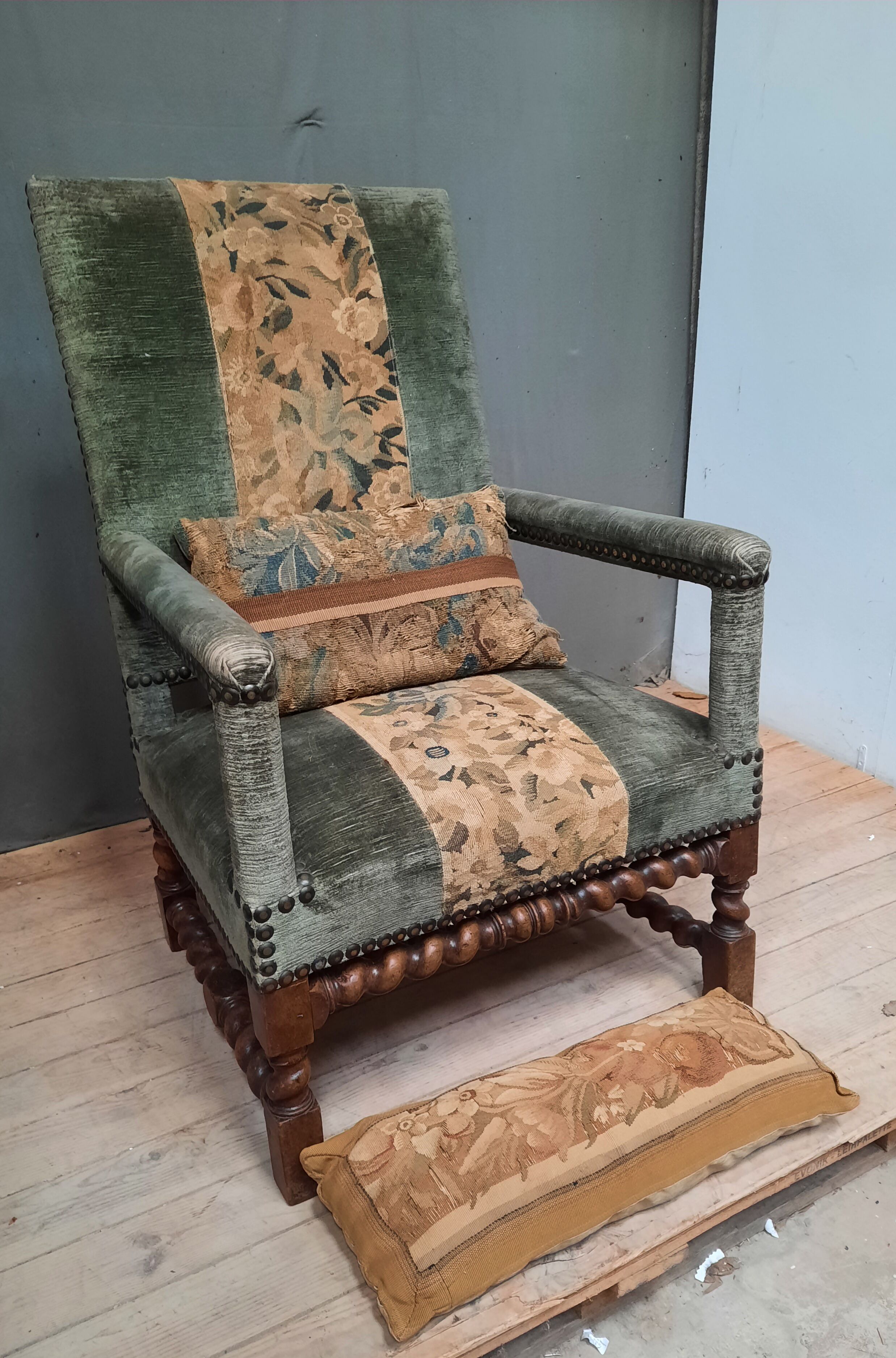 Faiteuil Louis XIII upholstered in part from the 17th century