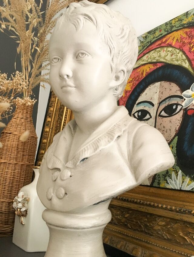 Cherub bust in platter