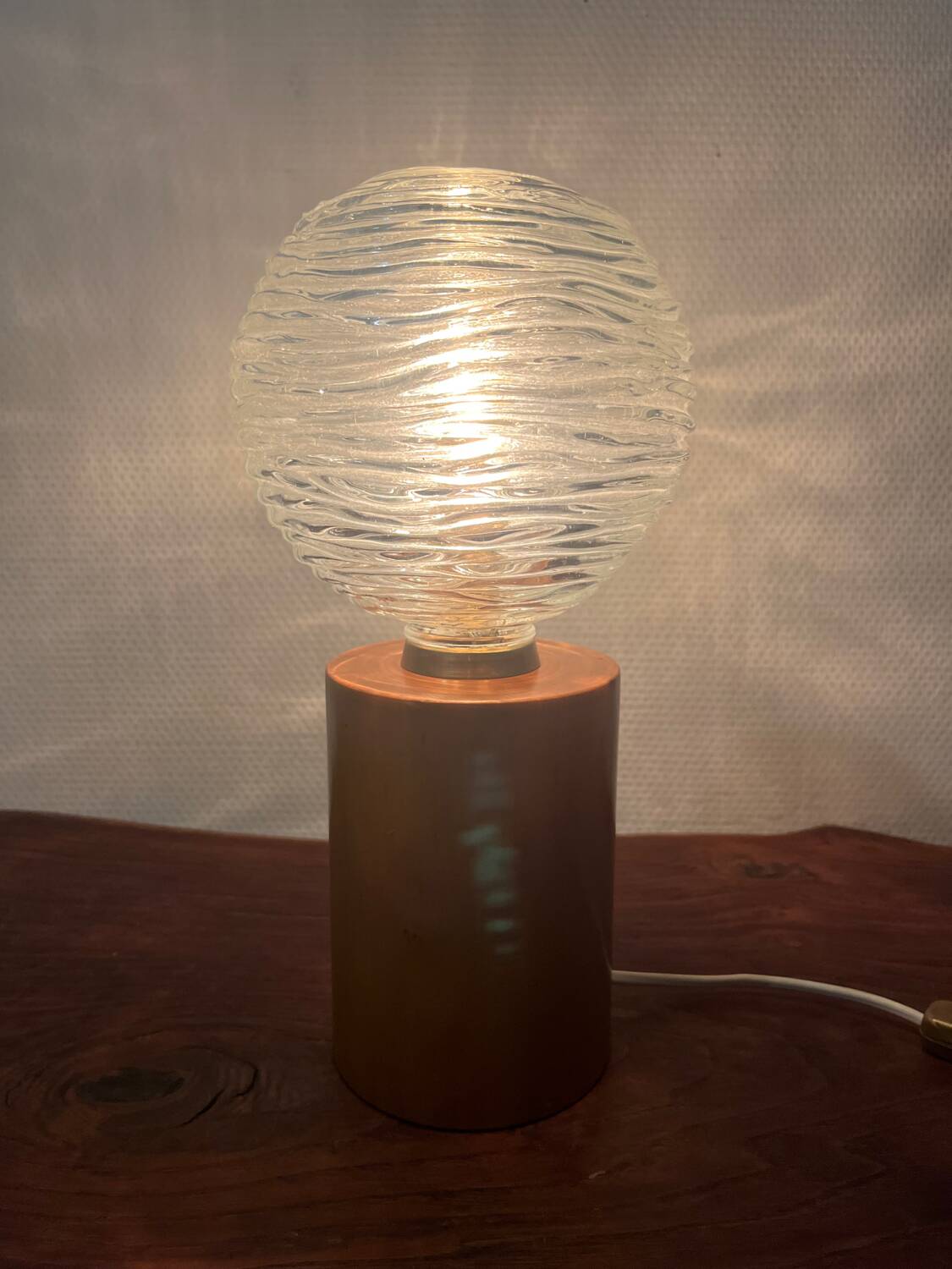 Cylindrical base lamp in solid wood and chiseled glass globe