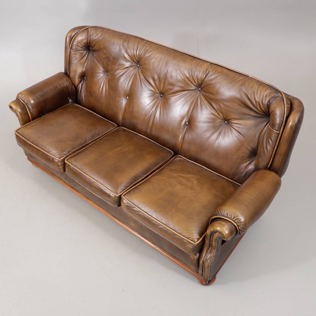 Art Forma “Pegasus” — English Leather Sofa — Timeless Club-Style Presence —