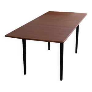 Table scandinave