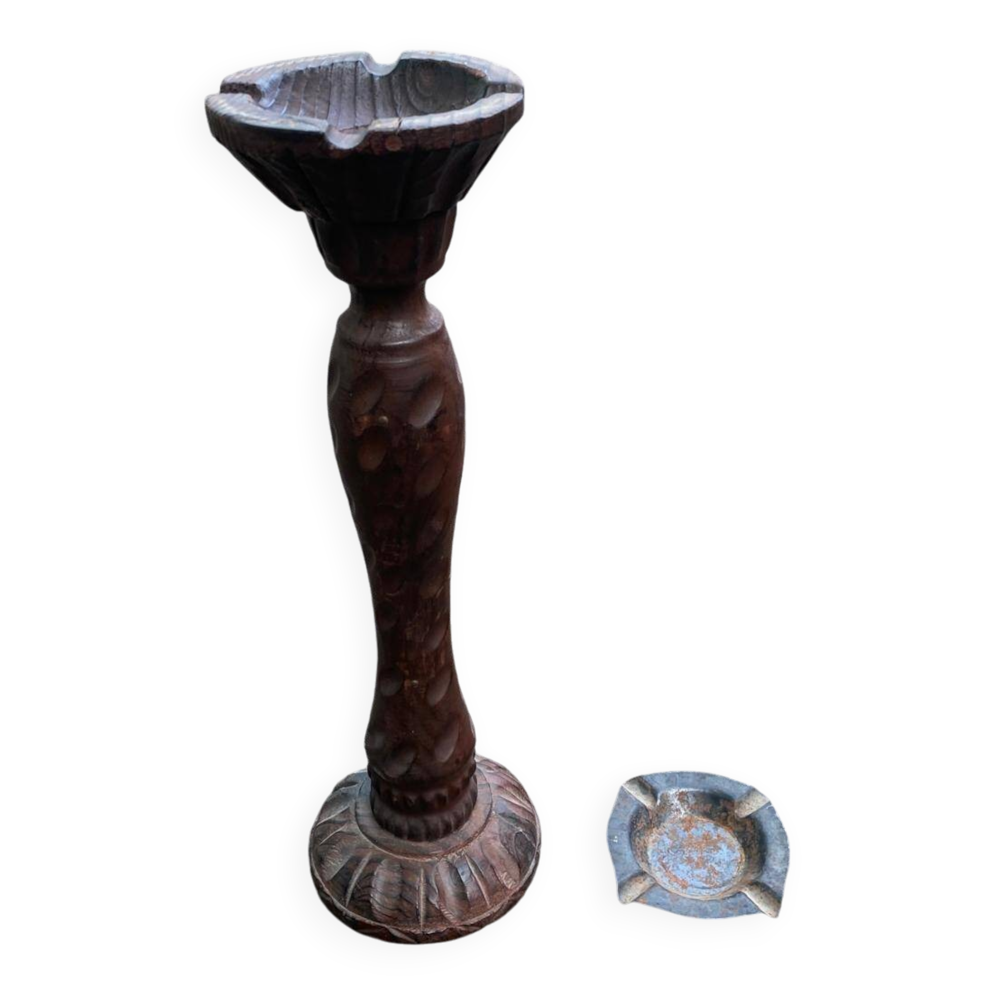 Round candle holder in turned carved wood