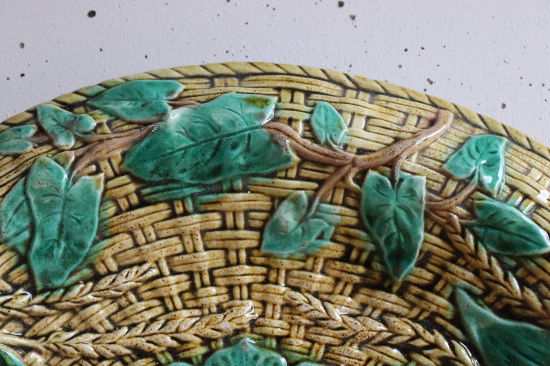 Plat mural en barbotine à décor végétal