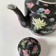 Théière chinoise vintage décor floral polychrome fond noir