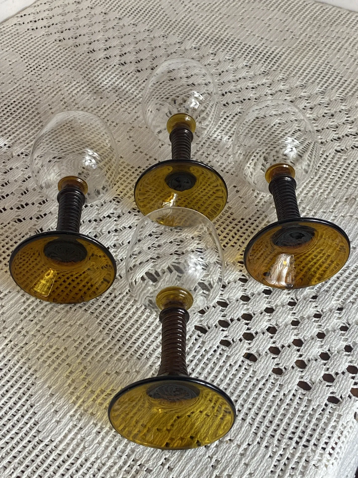 Verres à pied de type Roemer, couleur ambrée  