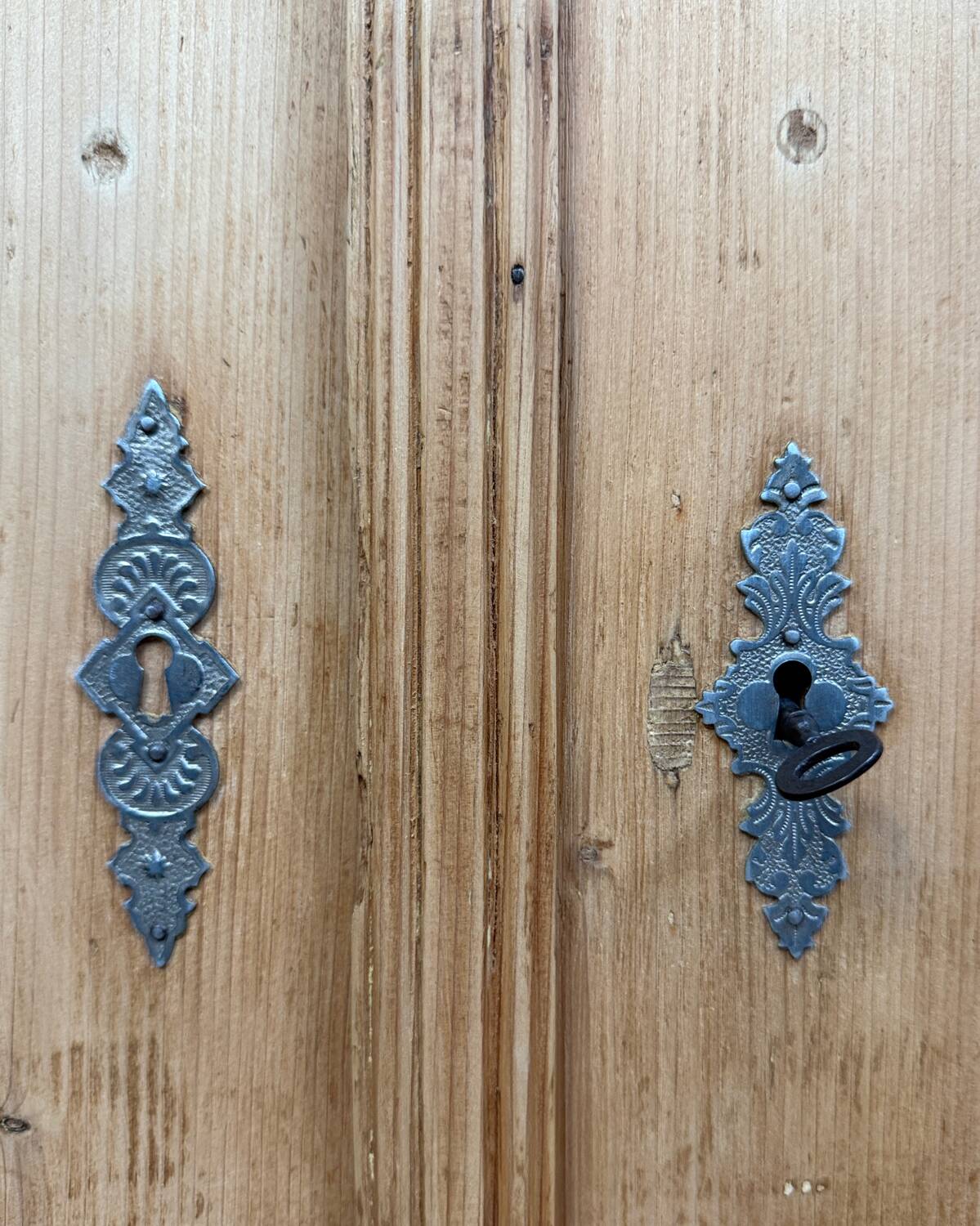 Large English wardrobe in solid pine (renovated)