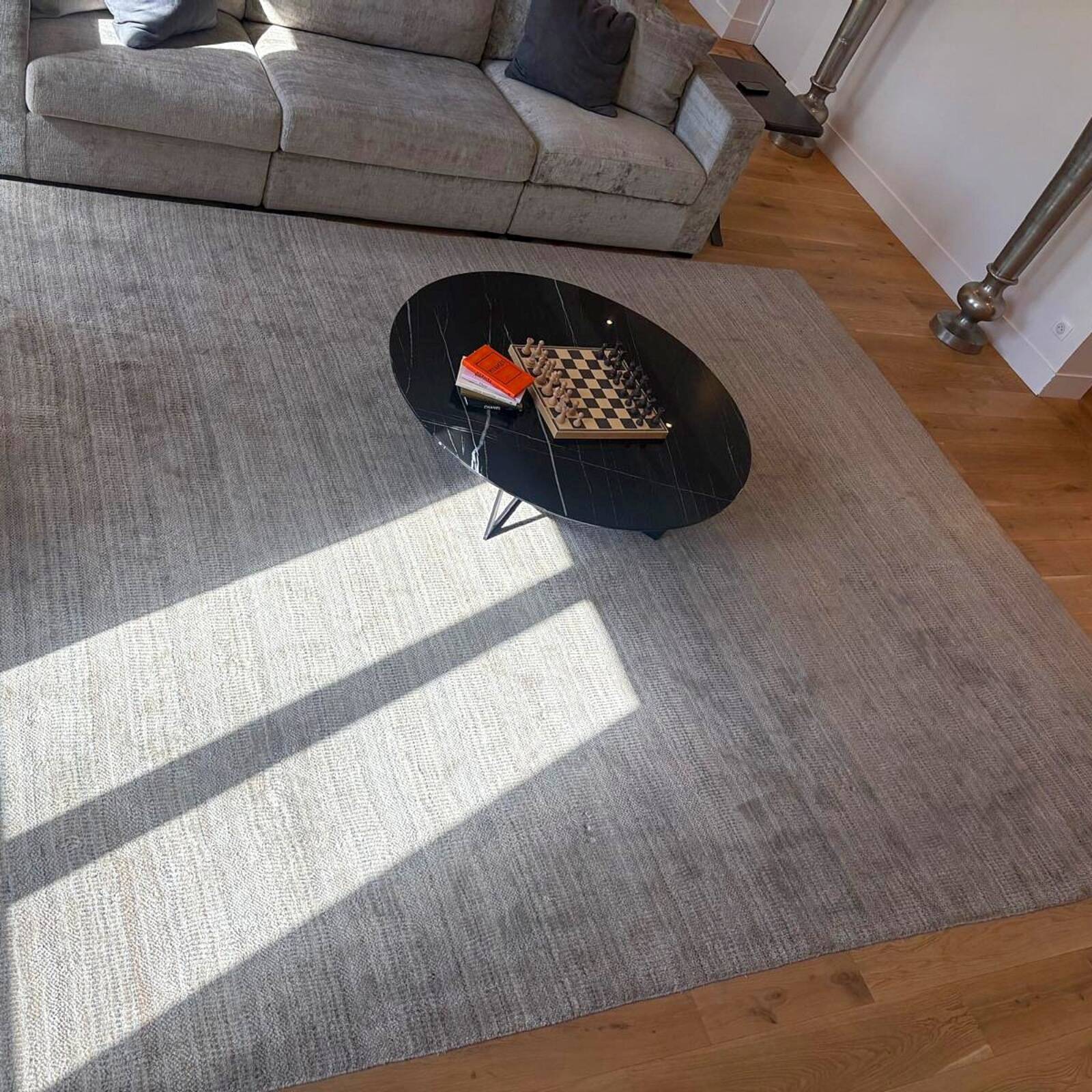 Grand tapis gris chiné tissé à poils ras