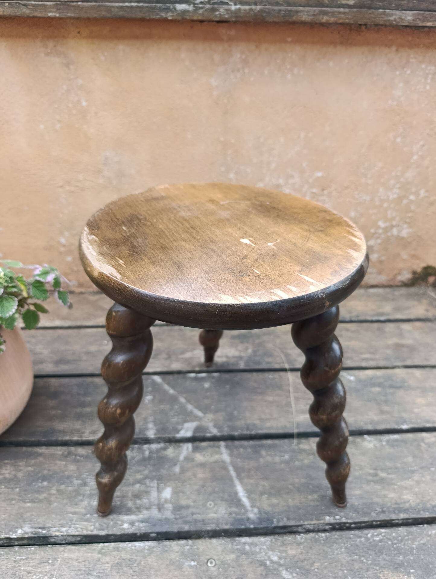 tabouret de ferme tripode brutaliste | pieds torsadés