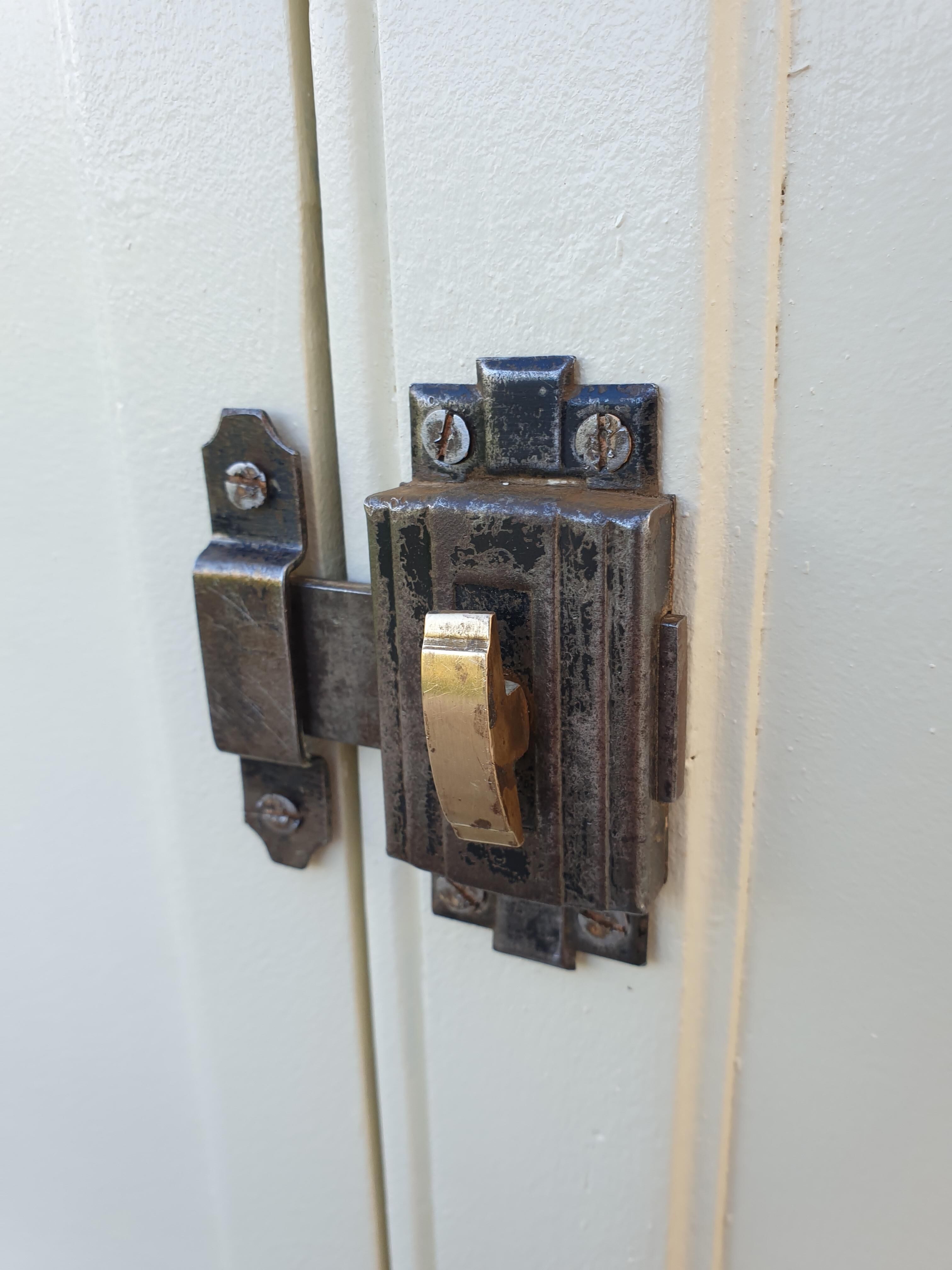 White porcelain parisian buffet