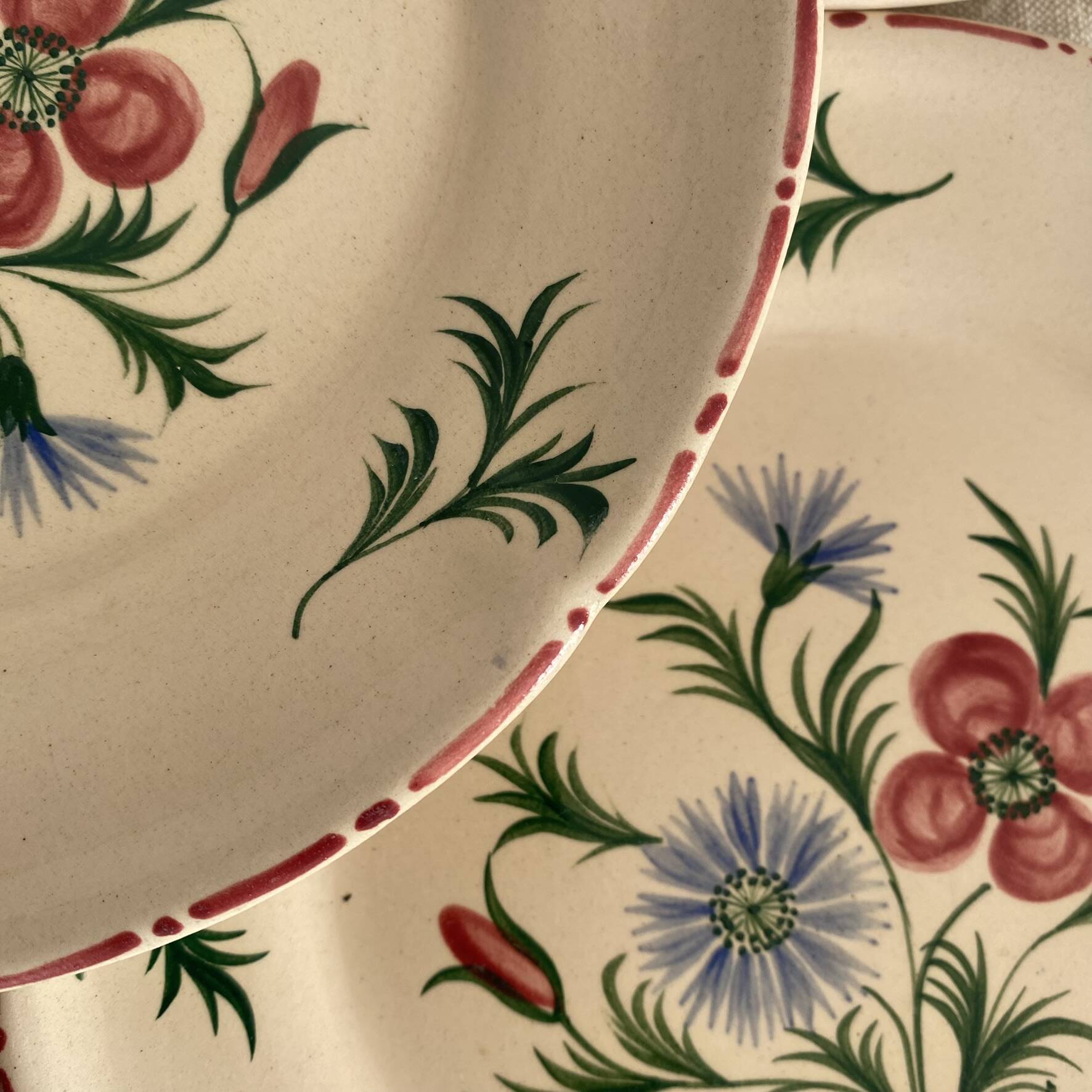 Dessert plates in faience from Desvres, hand-decorated.