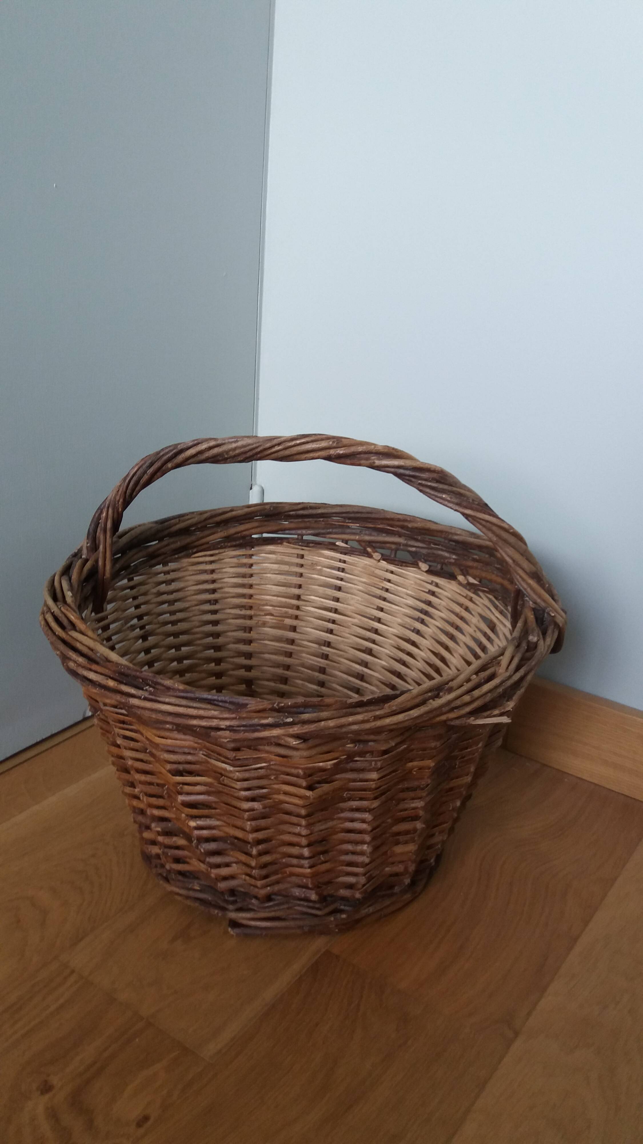 Woven wicker basket with handle