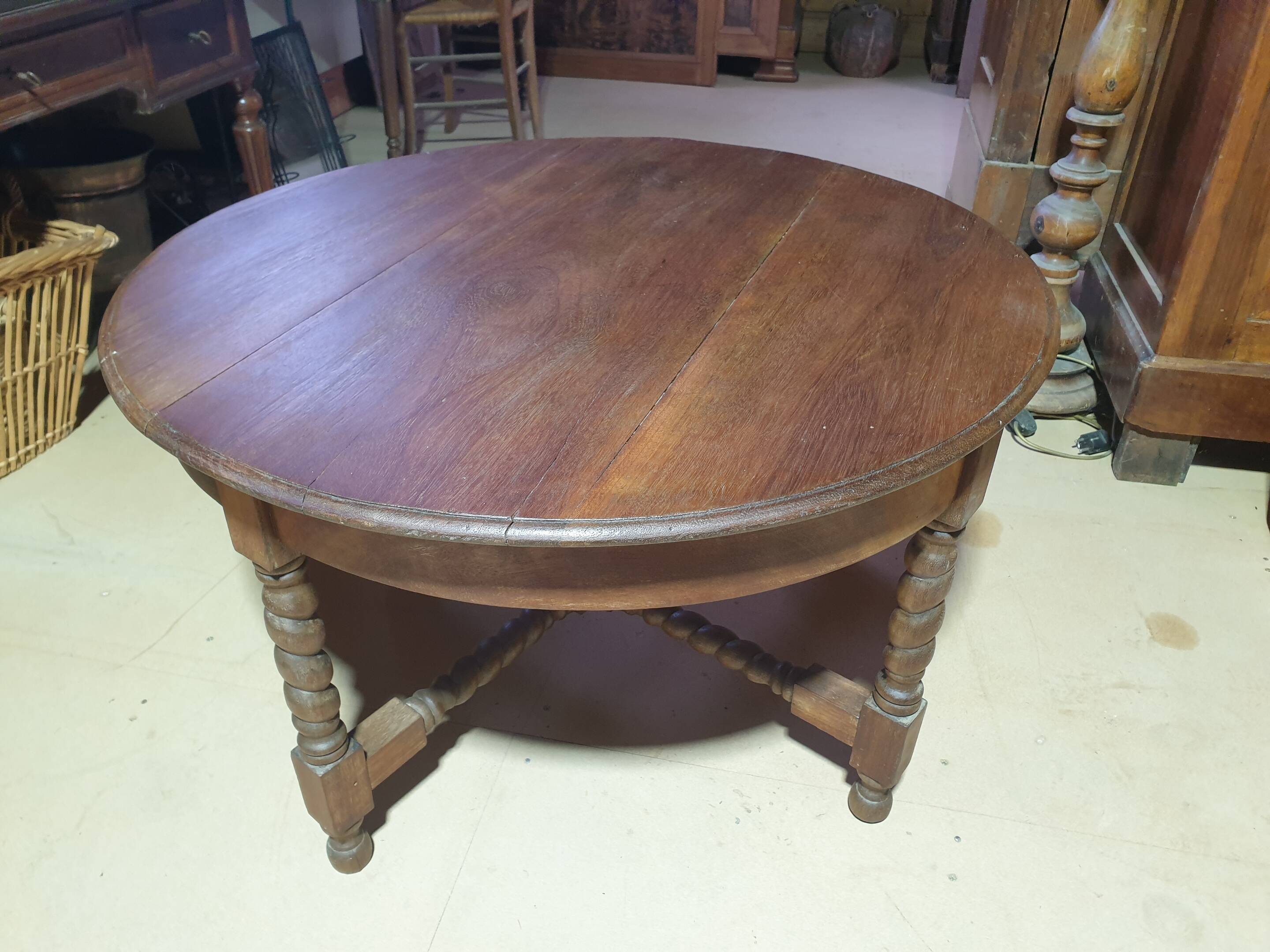 Round coffee table in elm with twisted legs - early 20th century