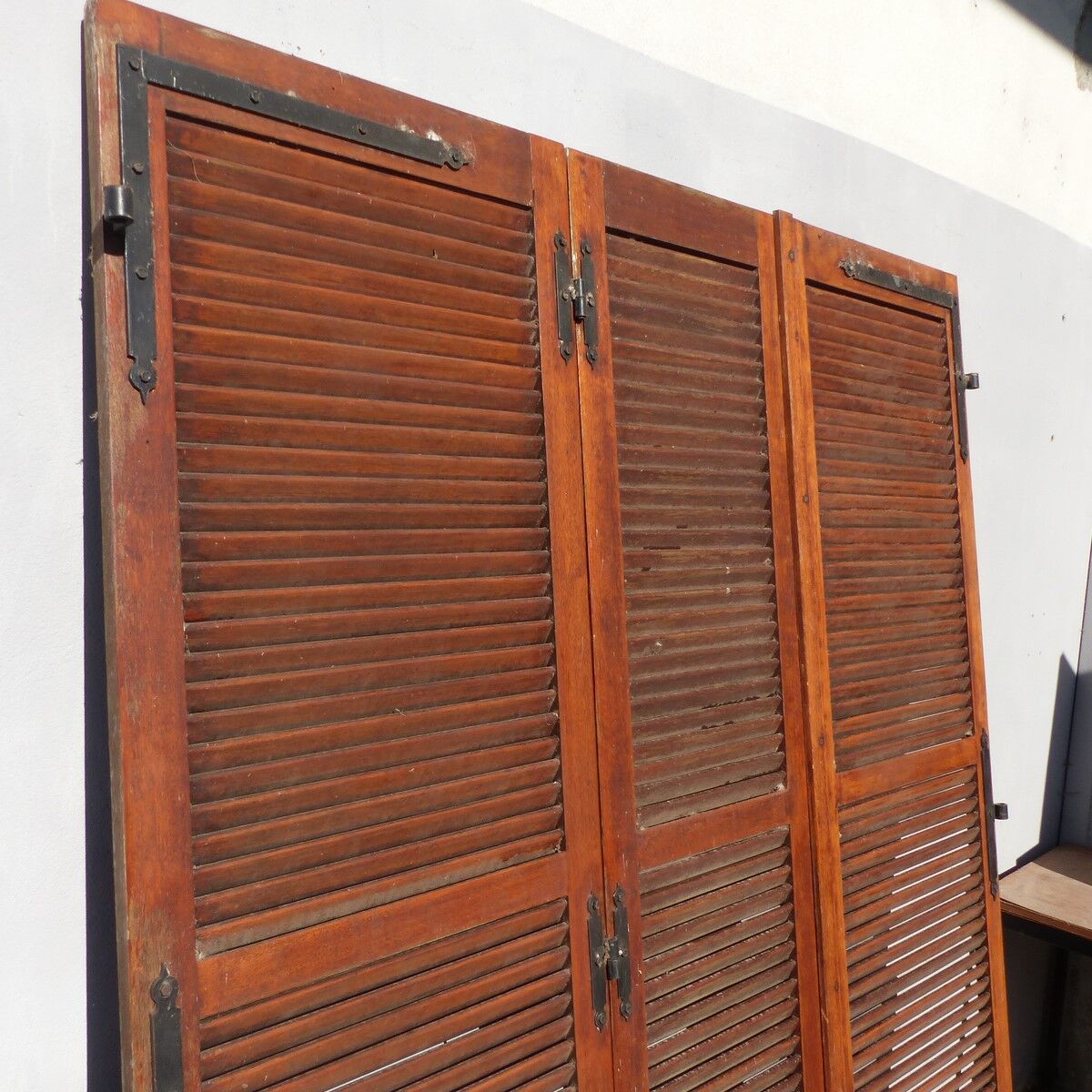 Set of 3 louvered shutters