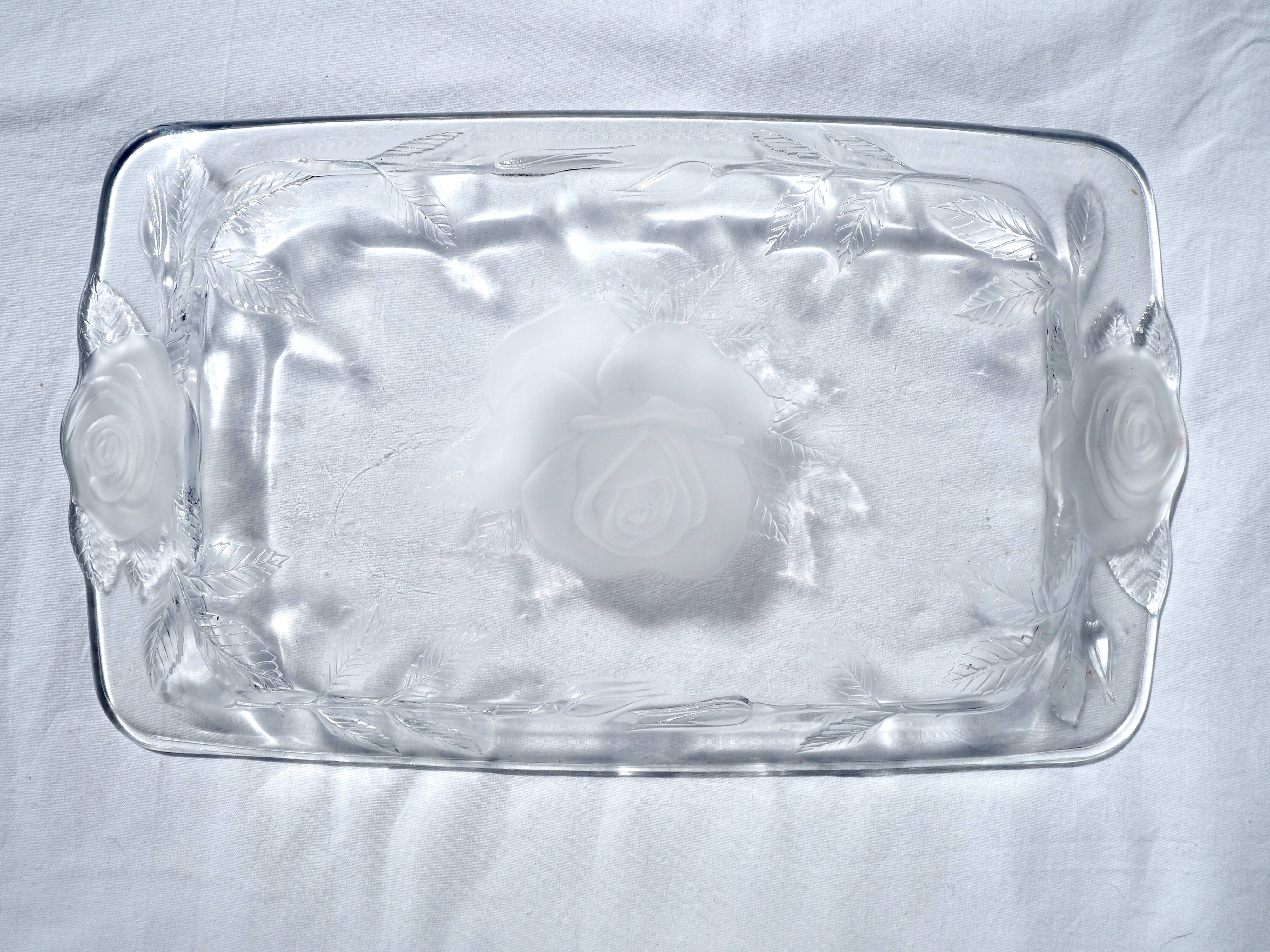 Plat à cake en verre motifs roses