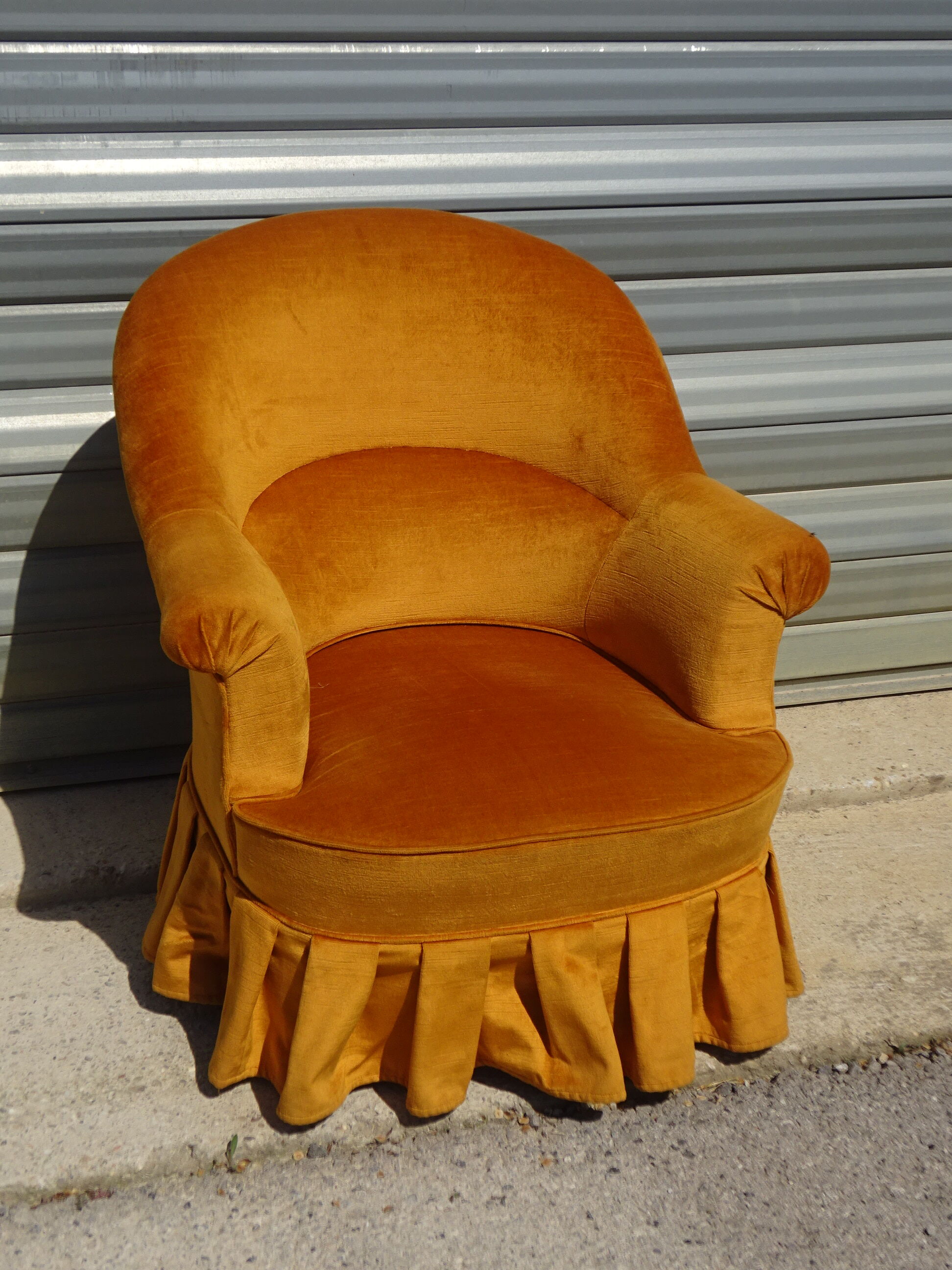 Fauteuil crapaud en velours jaune