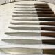 Lot de 11 couteaux à dents en bois années 50