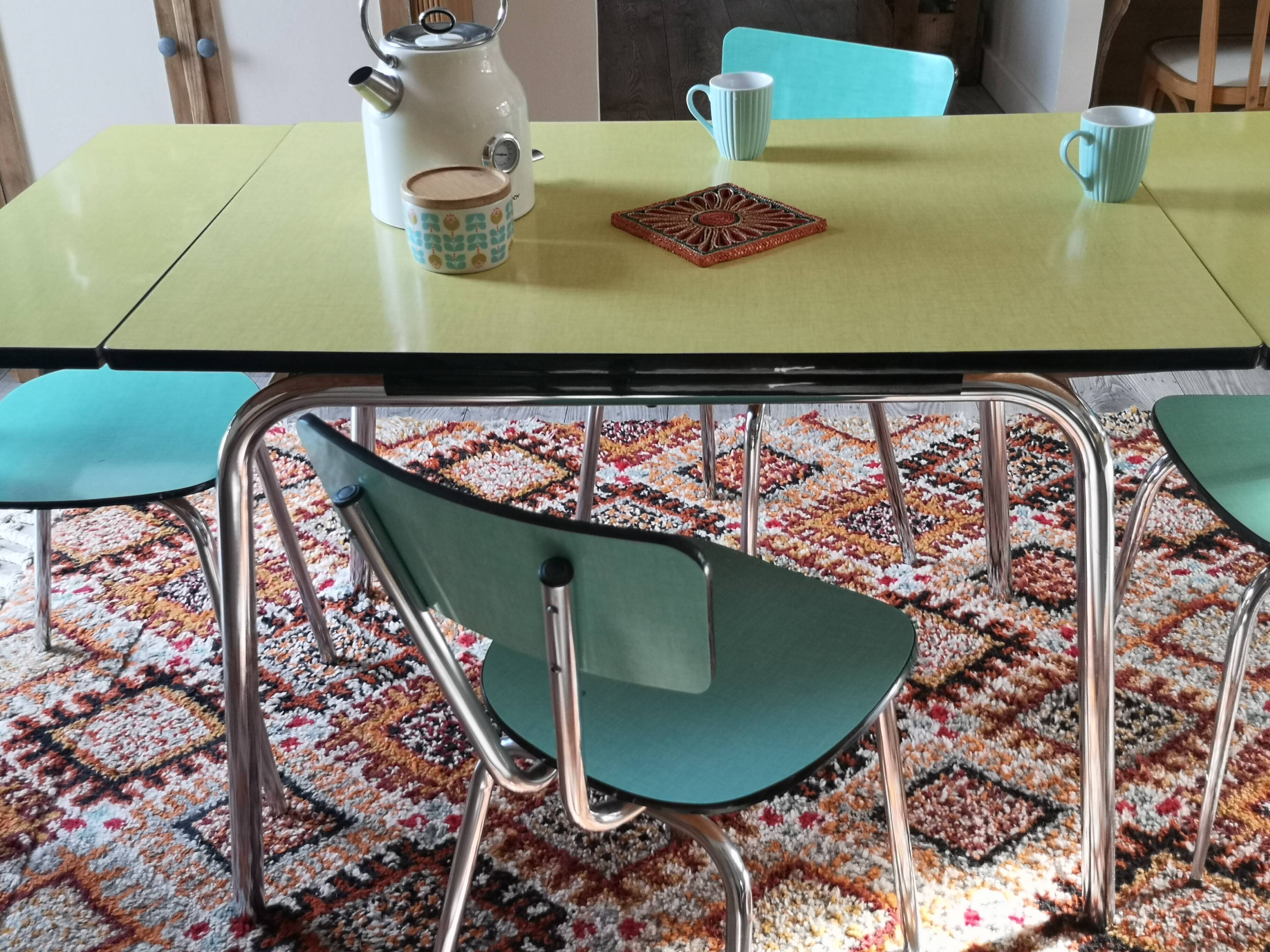 Stretch table set in formica and 4 chairs