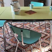 Ensemble de table extensible en formica et 4 chaises
