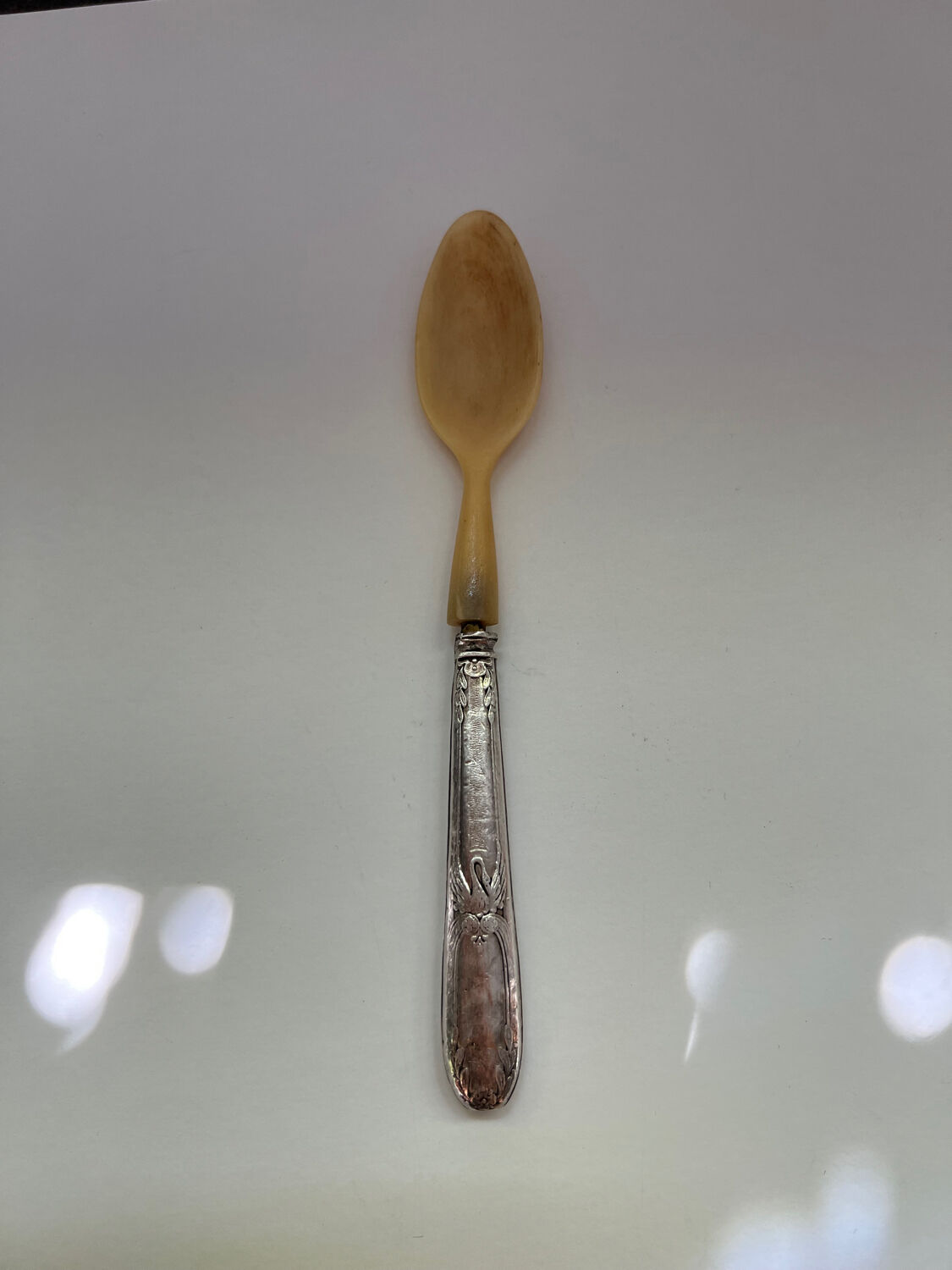 Cuillère ivoire manche argent