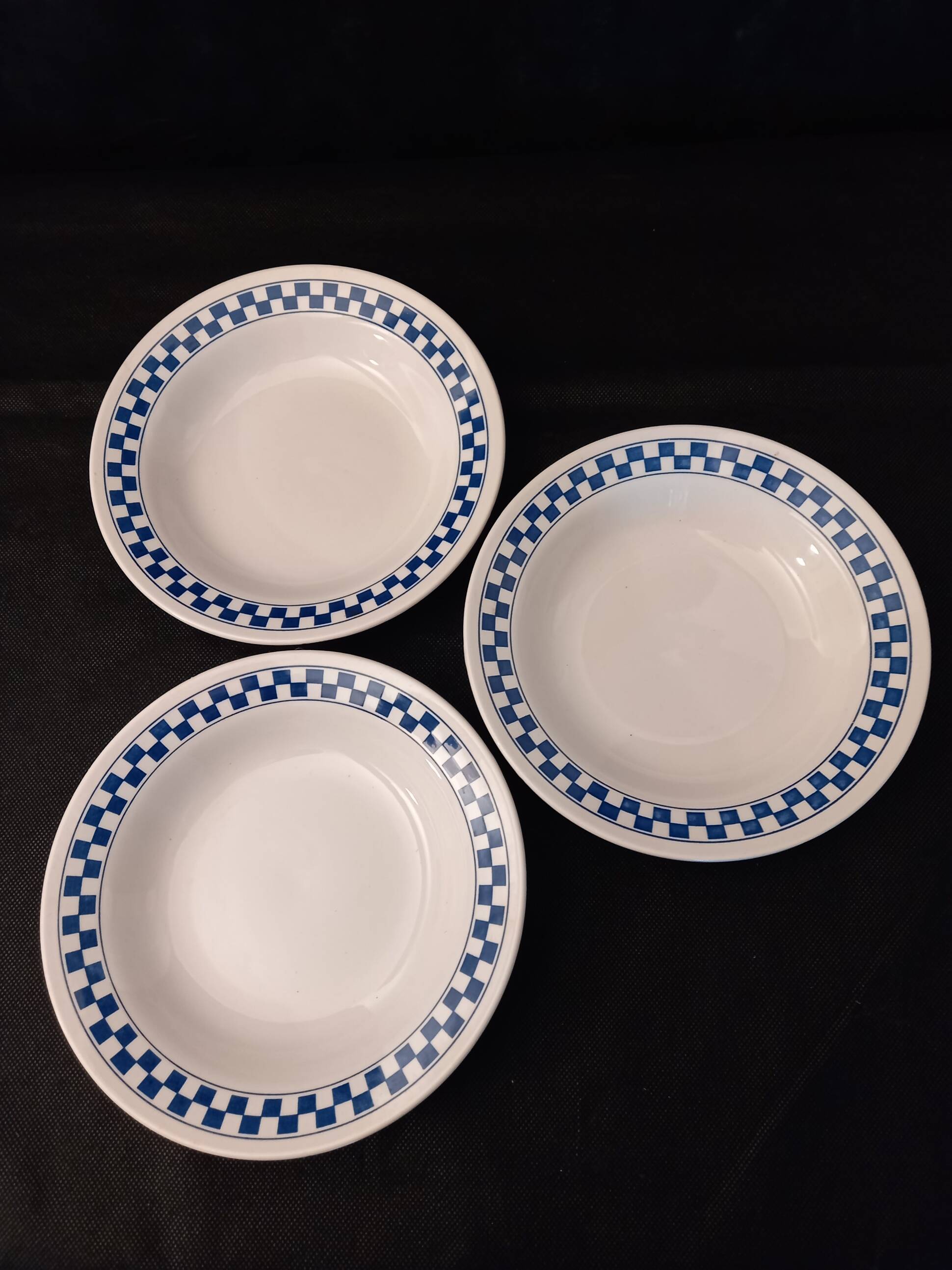 Trio d’assiettes creuses en Faïence ‘’Oxford – Brazil’’ Motif Damier bleu