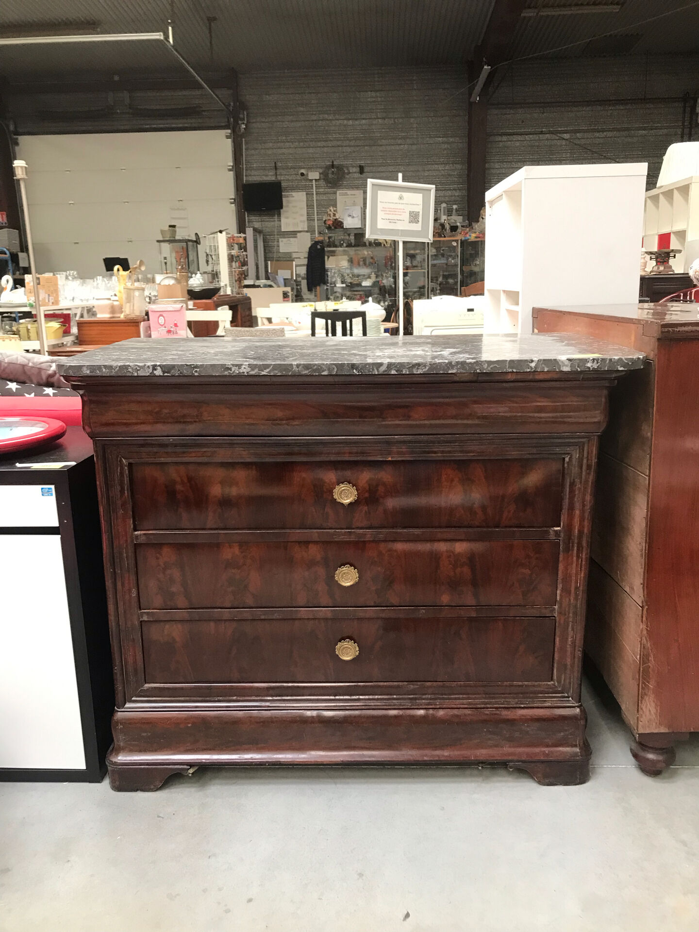 Commode à trois tiroir dessus marbre gris, de style second empire