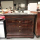 Commode à trois tiroir dessus marbre gris, de style second empire