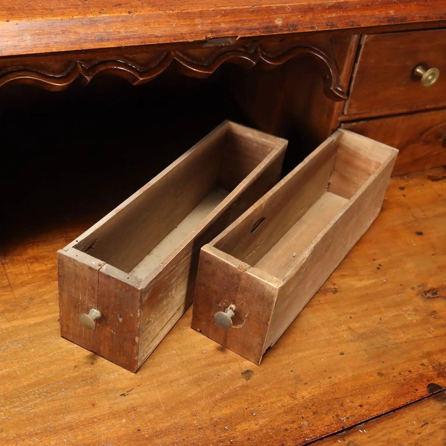 Antique baroque secretary cabinet with a drop-down front in walnut and maple, Italy, 18th century.
