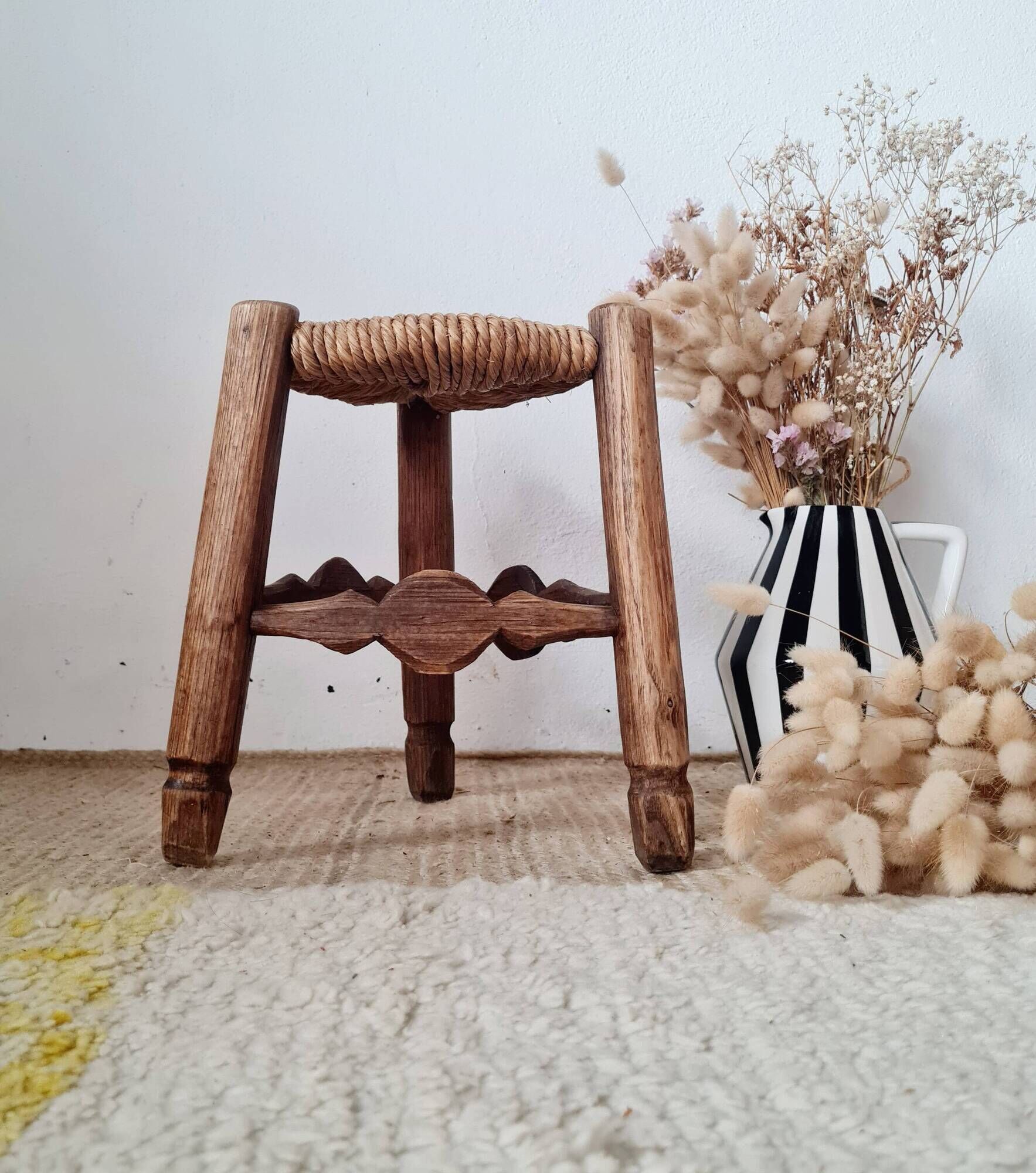 Small stool in wood and straw