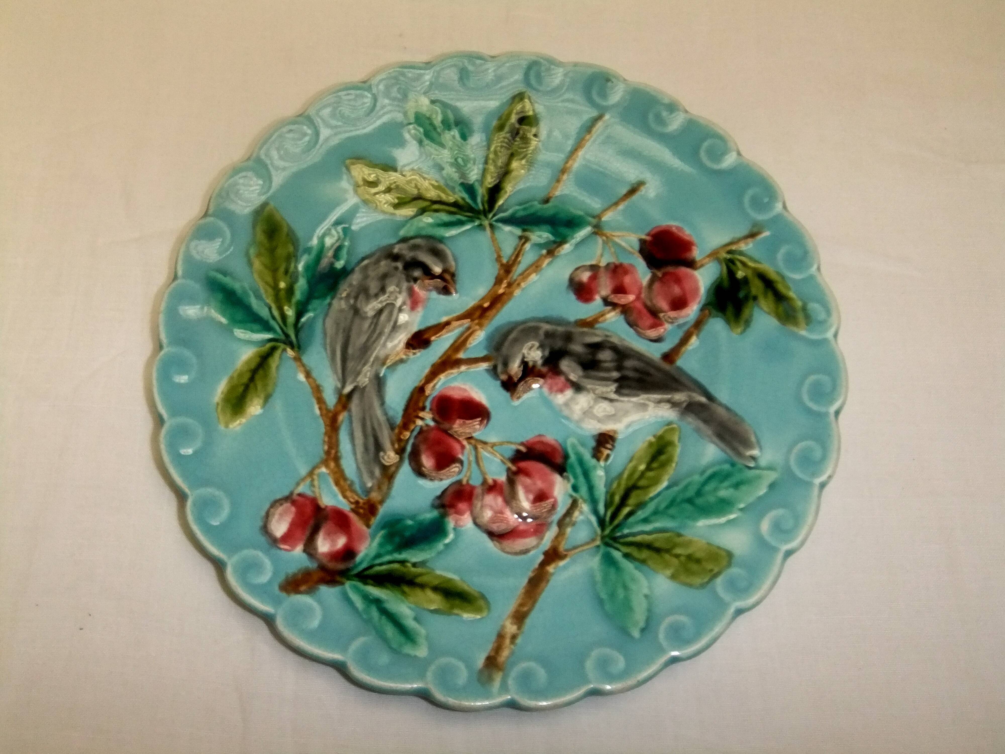 Assiette Barbotine Sarreguemines décor aux oiseaux cerises