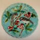 Assiette Barbotine Sarreguemines décor aux oiseaux cerises