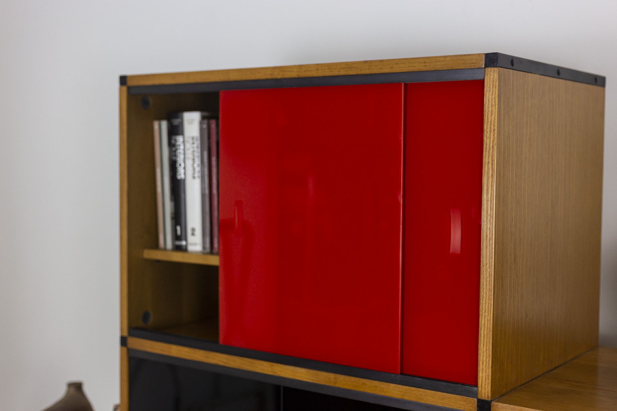 Oak and metal bookcase  design ARP (Motte Guariche Mortier), edition Minvielle 1960