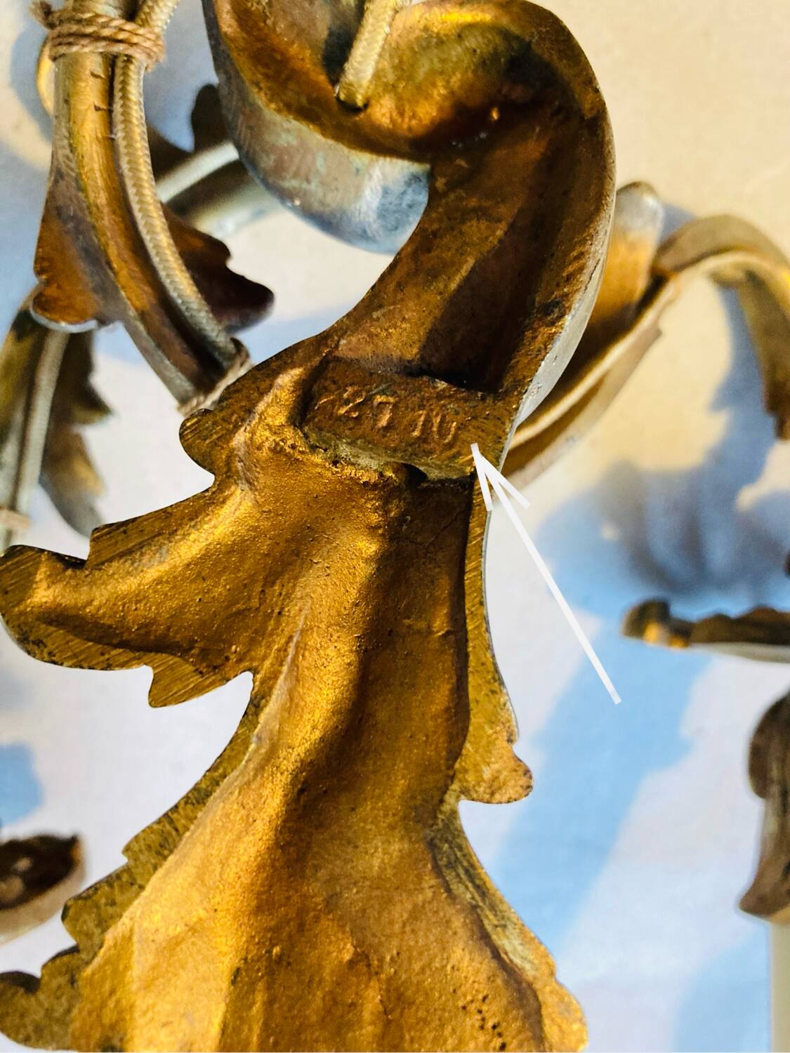 Paire d'appliques Louis XV en bronze décor de feuilles d’acanthes