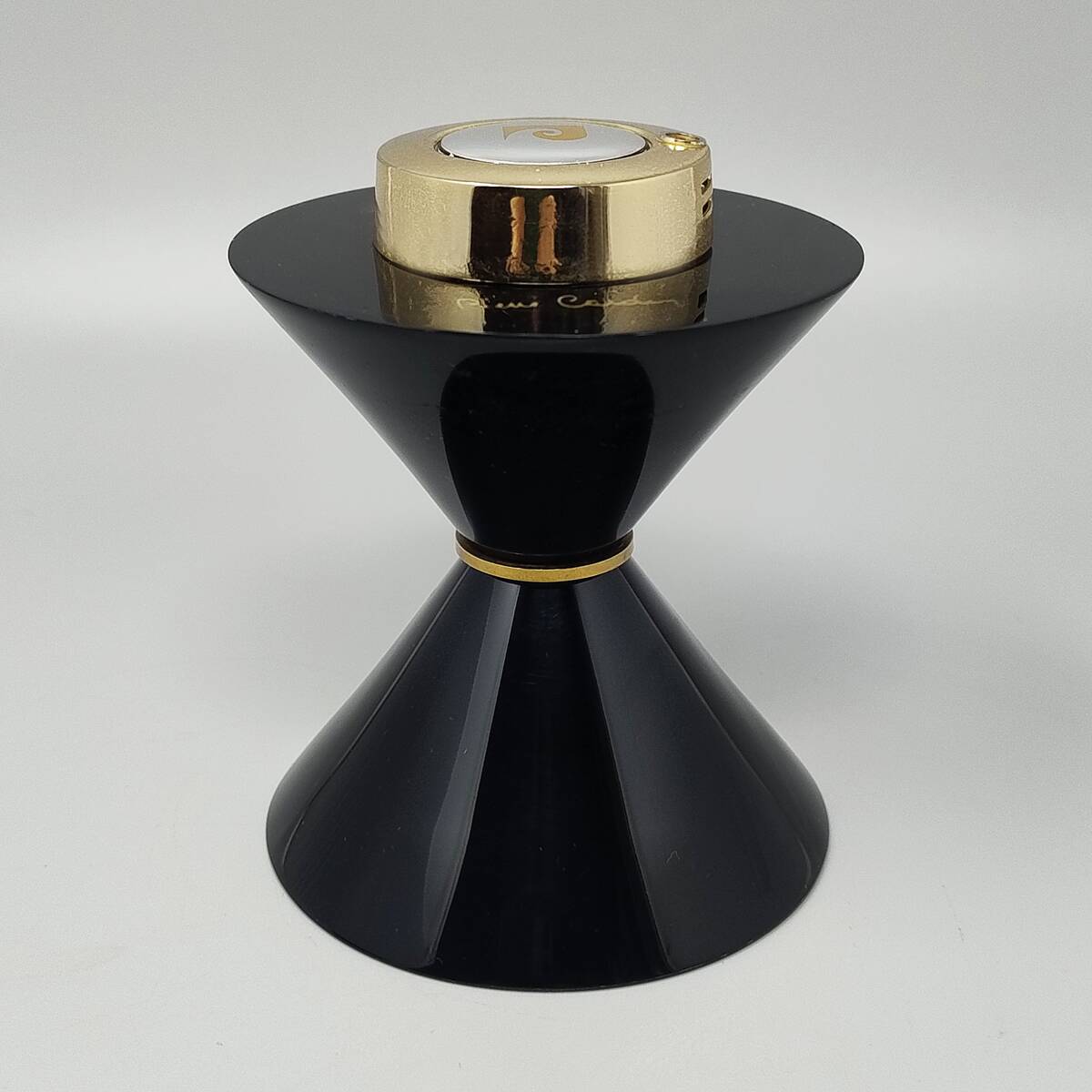 Nécessaire fumeur noir des années 1970 signé Pierre Cardin. Fabriqué en France.