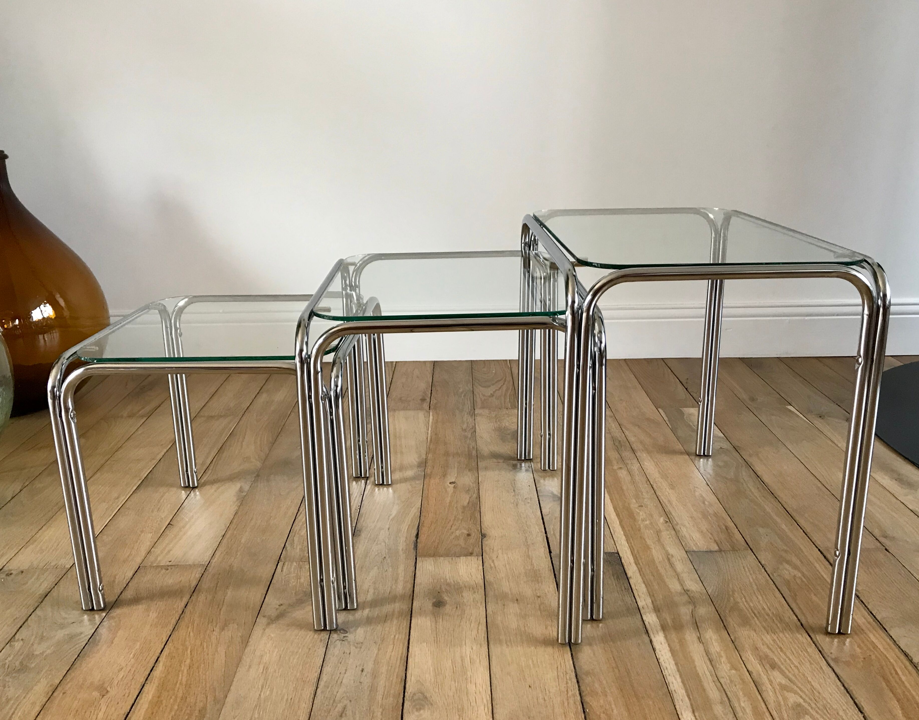 Trio of pull-out coffee tables in glass and chrome metal 70s