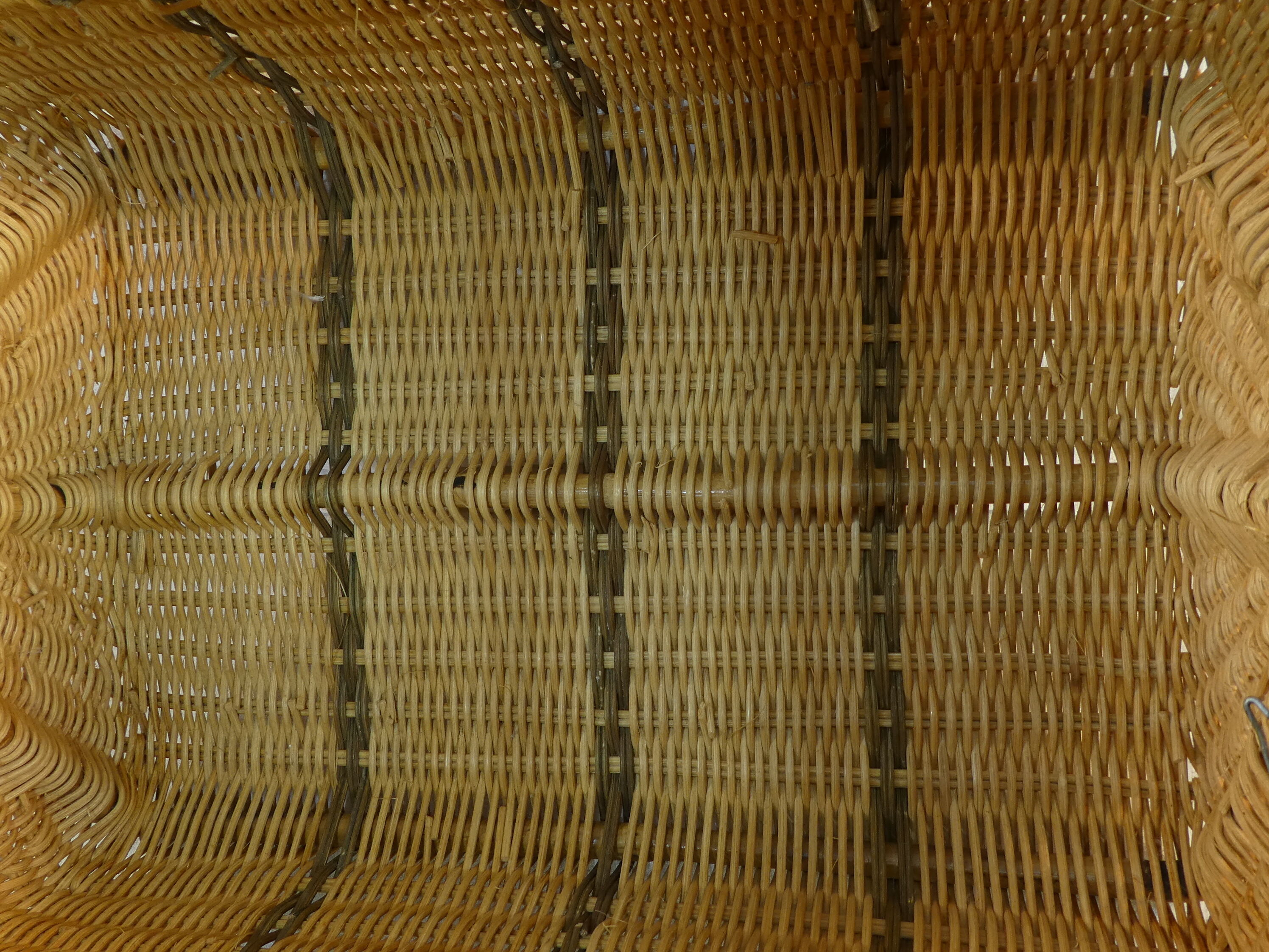 Former PIQUE-NIQUE basket has double-beating wicker