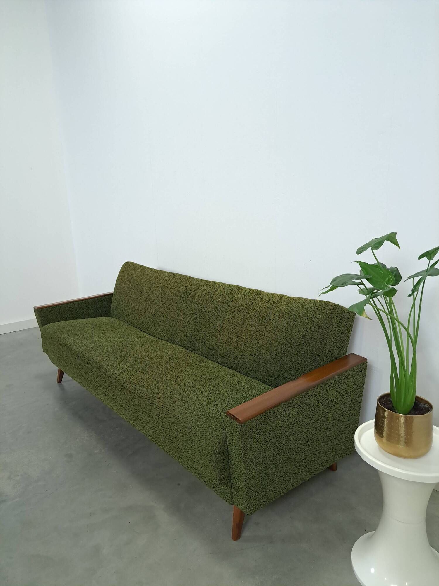 Slaapbank met groene stof en teakhout