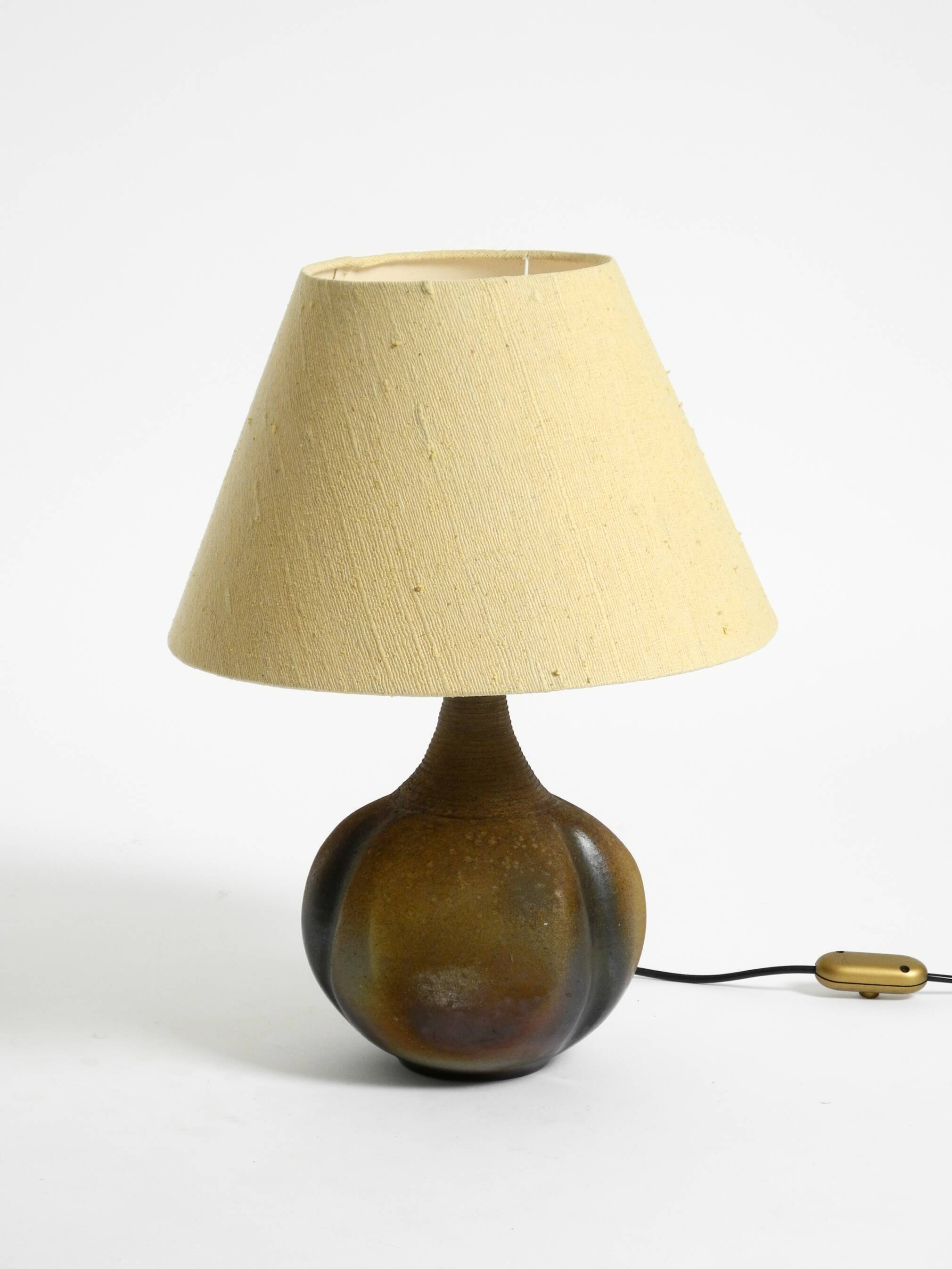 Très belle lampe de table en céramique des années 1960 avec abat-jour en tissu d'origine.