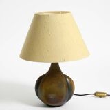 Très belle lampe de table en céramique des années 1960 avec abat-jour en tissu d'origine.