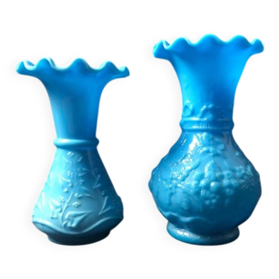 2 vases Art Nouveau en verre opalin bleu
