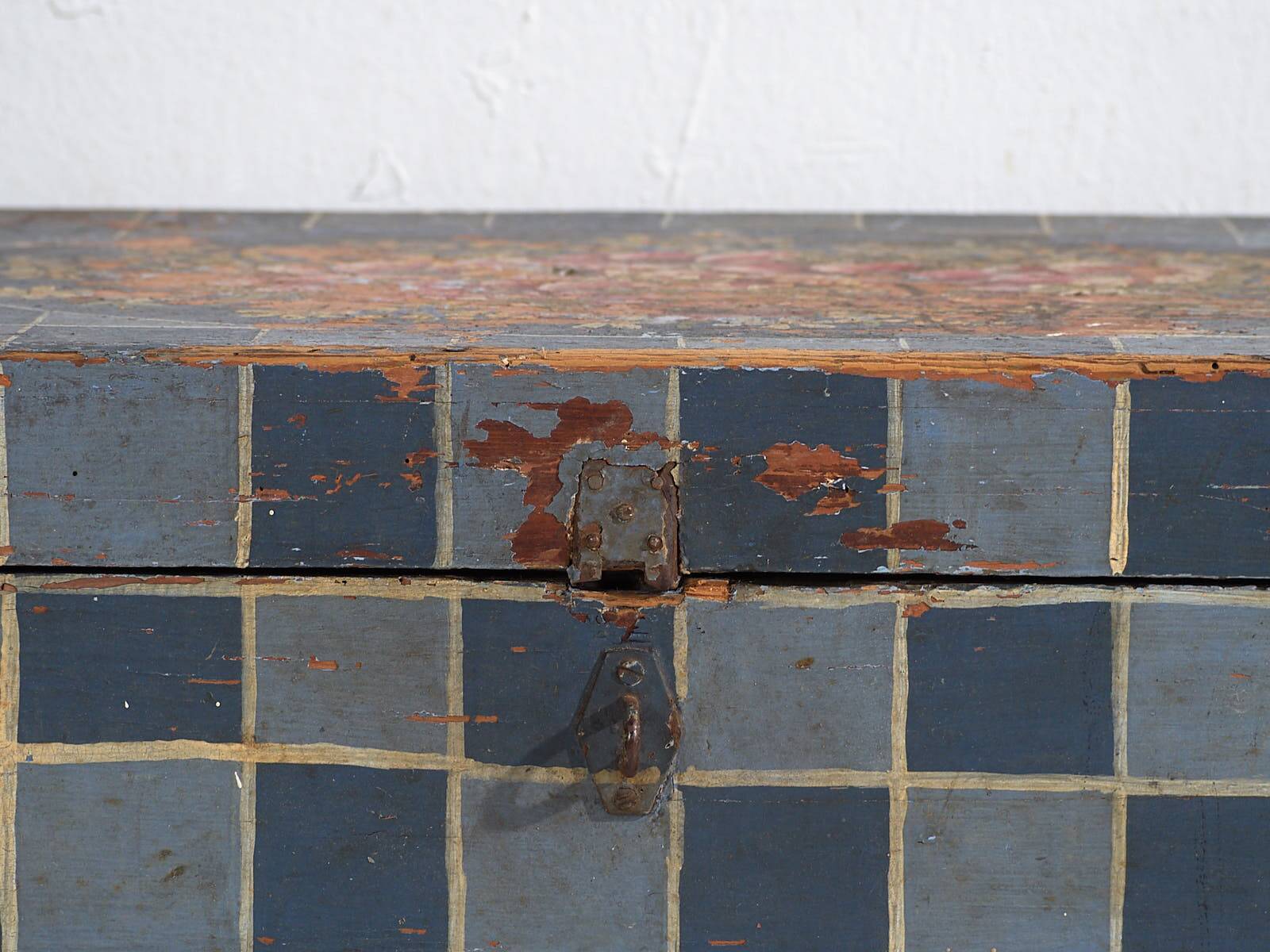 Antique painted trunk with geometric decoration (c.1920) #8