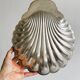 grand plat en métal argenté en forme de coquillage